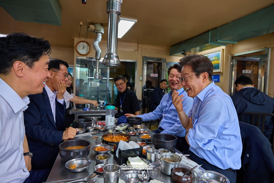 이재명 대통령이 31일 서울 용산 대통령실 인근 식당에서 강훈식 대통령비서실장, 황인권 경호처장, 권혁기 의전비서관 등 참모진과 점심식사를 하고 있다.