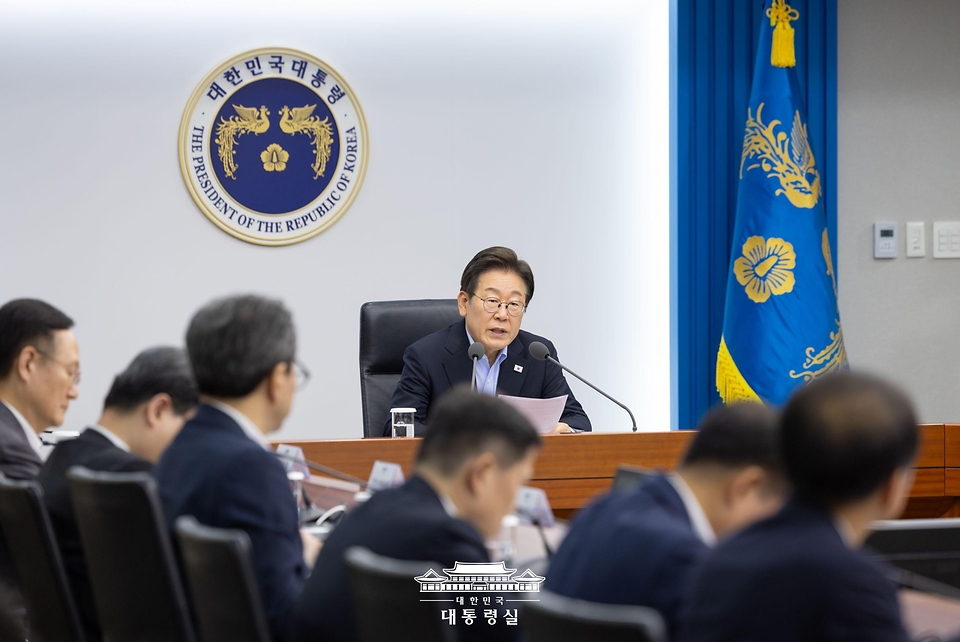 이재명 대통령이 31일 서울 용산 대통령실 청사에서 열린 6차 수석·보좌관 회의를 주재하고 있다.