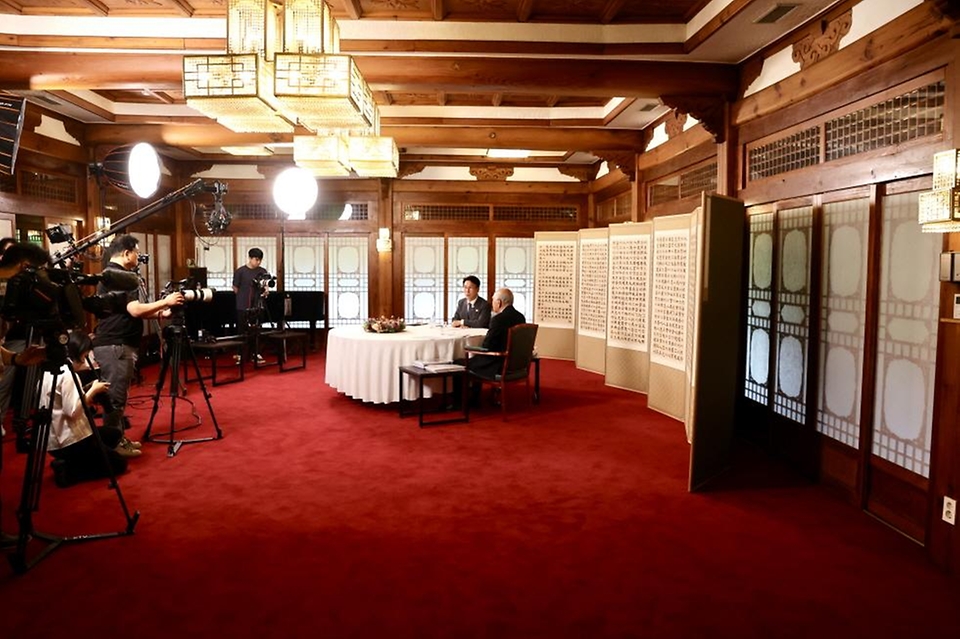 김민석 국무총리가 31일 삼청동 총리서울공관에서 열린 K-토론나라 '촐이의 인터뷰'에서 신동식 한국해사기술회장과 대한민국 조선 산업 관련 토론을 하고 있다.