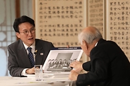 김민석 국무총리가 31일 삼청동 총리서울공관에서 열린 K-토론나라 '촐이의 인터뷰'에서 신동식 한국해사기술회장과 대한민국 조선 산업 관련 토론을 하고 있다.