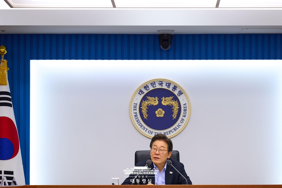 이재명 대통령이 31일 서울 용산 대통령실 청사에서 열린 6차 수석·보좌관 회의를 주재하고 있다.