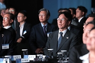 김민석 국무총리가 31일 장충동 신라호텔에서 열린 서울경제 창간 65주년 기념식에 참석, 축사를 하고 있다.
