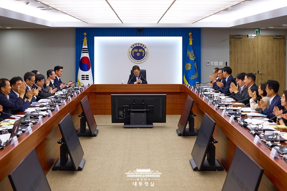이재명 대통령이 31일 서울 용산 대통령실 청사에서 열린 6차 수석·보좌관 회의를 주재하고 있다.