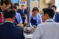 이재명 대통령이 31일 서울 용산 대통령실 인근 식당에서 강훈식 대통령비서실장, 황인권 경호처장, 권혁기 의전비서관 등 참모진과 점심식사를 하고 있다.