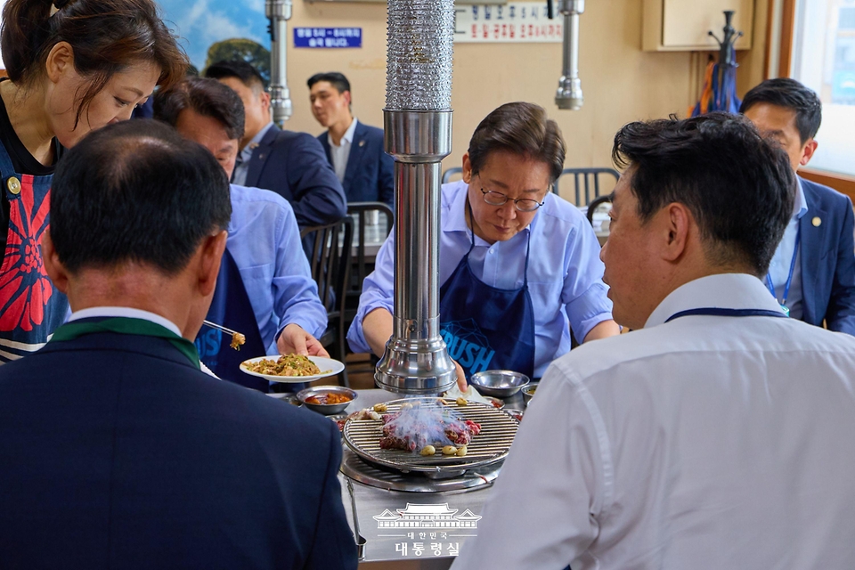 이재명 대통령이 31일 서울 용산 대통령실 인근 식당에서 강훈식 대통령비서실장, 황인권 경호처장, 권혁기 의전비서관 등 참모진과 점심식사를 하고 있다.