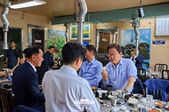 이재명 대통령이 31일 서울 용산 대통령실 인근 식당에서 강훈식 대통령비서실장, 황인권 경호처장, 권혁기 의전비서관 등 참모진과 점심식사를 하고 있다.