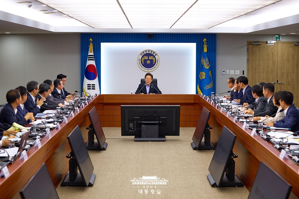 이재명 대통령이 31일 서울 용산 대통령실 청사에서 열린 6차 수석·보좌관 회의를 주재하고 있다.