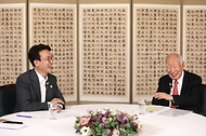 김민석 국무총리가 31일 삼청동 총리서울공관에서 열린 K-토론나라 '촐이의 인터뷰'에서 신동식 한국해사기술회장과 대한민국 조선 산업 관련 토론을 하고 있다.