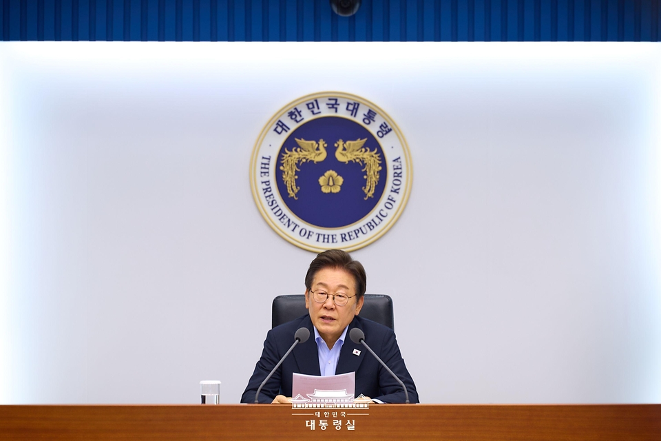 이재명 대통령이 31일 서울 용산 대통령실 청사에서 열린 6차 수석·보좌관 회의를 주재하고 있다.