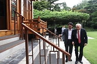 김민석 국무총리가 31일 삼청동 총리서울공관에서 열린 K-토론나라 '촐이의 인터뷰'에서 신동식 한국해사기술회장과 대한민국 조선 산업 관련 토론을 하고 있다.