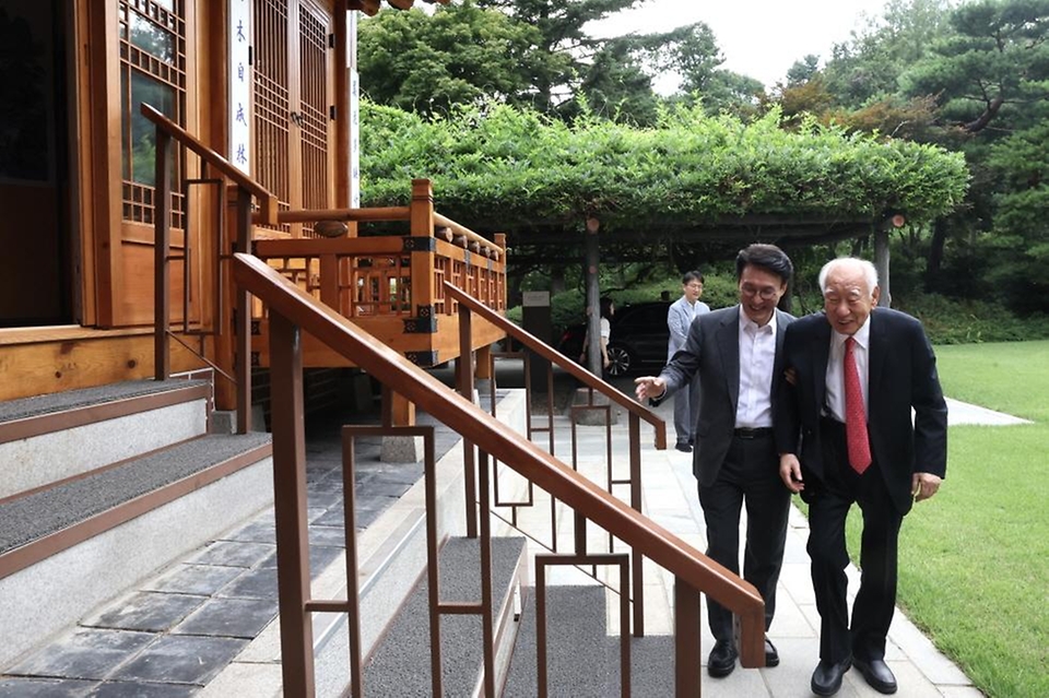 김민석 국무총리가 31일 삼청동 총리서울공관에서 열린 K-토론나라 '촐이의 인터뷰'에서 신동식 한국해사기술회장과 대한민국 조선 산업 관련 토론을 하고 있다.