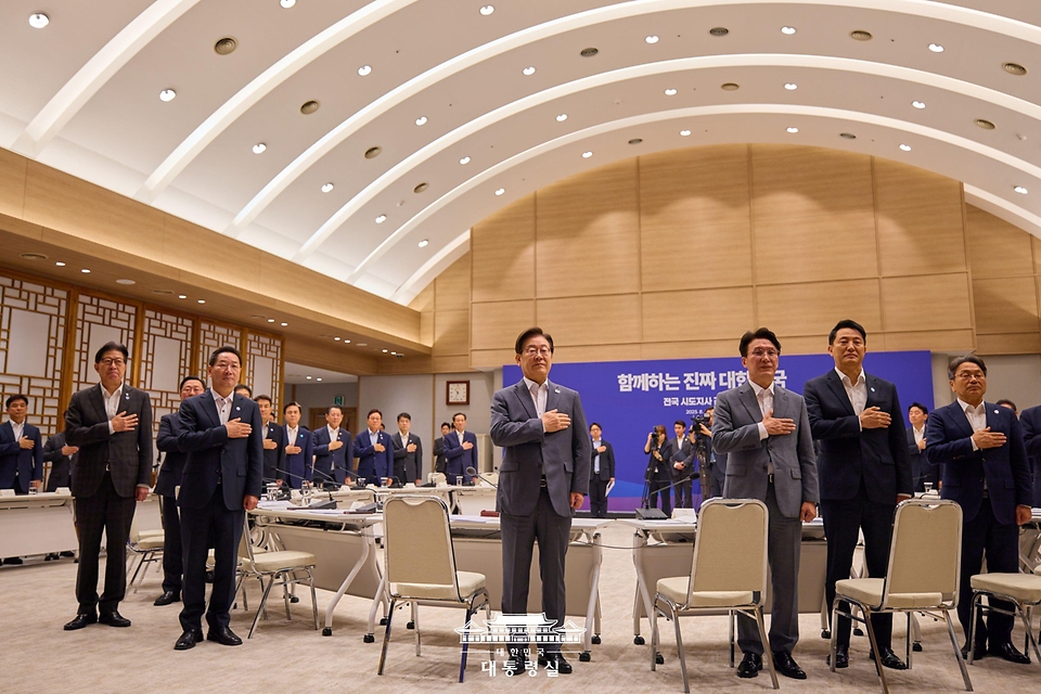 이재명 대통령이 1일 서울 용산 대통령실 청사에서 열린 전국 시도지사 간담회에서 참석자들과 함께 국기에 경례하고 있다.