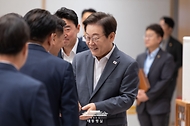이재명 대통령이 1일 서울 용산 대통령실 청사에서 열린 전국 시도지사 간담회에서 참석자들과 인사하고 있다.