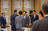 이재명 대통령이 1일 서울 용산 대통령실 청사에서 열린 전국 시도지사 간담회에서 참석자들과 인사하고 있다.