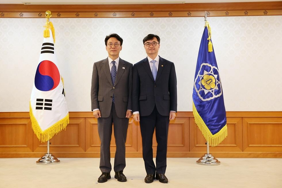 김민석 국무총리가 31일 세종대로 정부서울청사에서 열린 차관급 임명장 수여식에서 임명장 전달 및 기념촬영을 하고 있다.