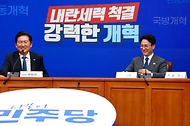 김민석 국무총리가 5일 여의도 국회에서 정청래 더불어민주당 대표를 예방, 인사 및 환담을 나누고 있다.