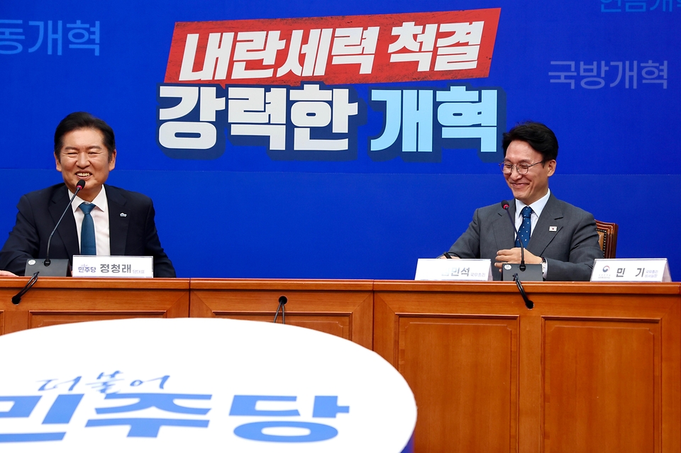 김민석 국무총리가 5일 여의도 국회에서 정청래 더불어민주당 대표를 예방, 인사 및 환담을 나누고 있다.