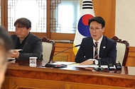 김민석 국무총리가 4일 세종대로 정부서울청사에서 열린 이태원 참사 추모 위원회에서 모두발언을 하고 있다.