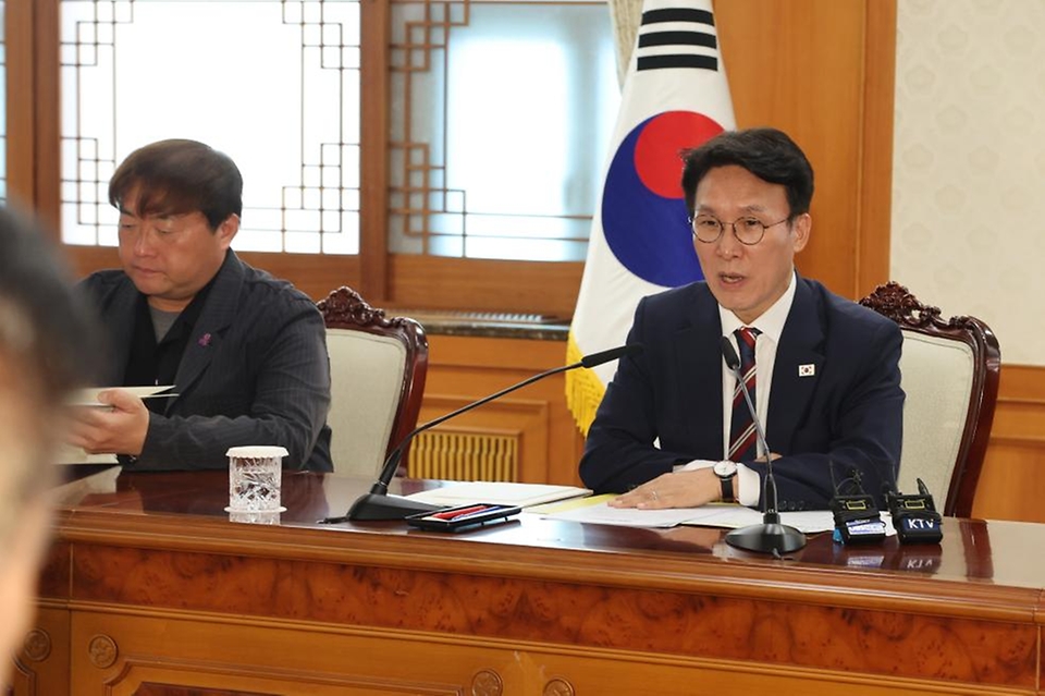 김민석 국무총리가 4일 세종대로 정부서울청사에서 열린 이태원 참사 추모 위원회에서 모두발언을 하고 있다.