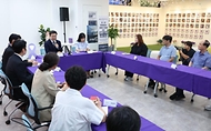 윤호중 행정안전부 장관이 4일 오후 서울 종로구 적선 현대빌딩에 마련된 이태원참사 기억·소통공간(별들의 집)을 방문해 희생자 가족을 위로하고 애로사항을 청취하고 있다.
