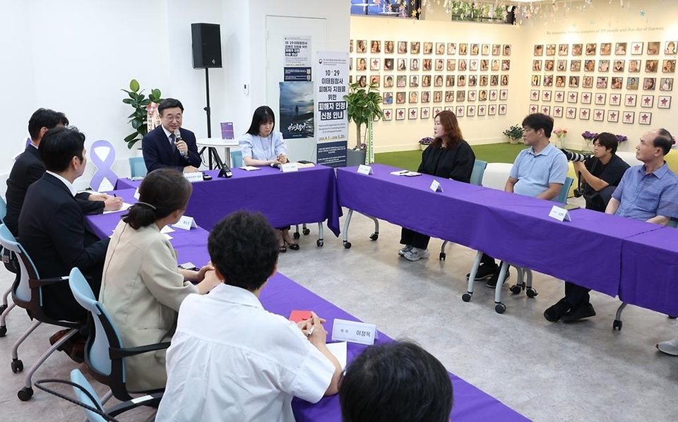 윤호중 행정안전부 장관이 4일 오후 서울 종로구 적선 현대빌딩에 마련된 이태원참사 기억·소통공간(별들의 집)을 방문해 희생자 가족을 위로하고 애로사항을 청취하고 있다.