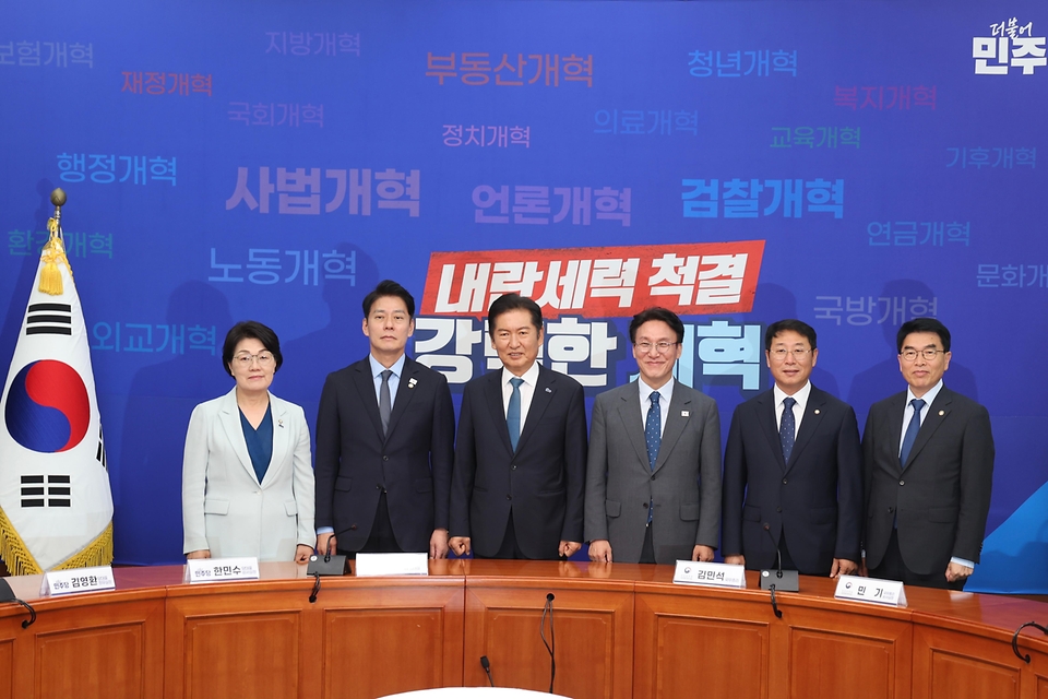 김민석 국무총리가 5일 여의도 국회에서 정청래 더불어민주당 대표를 예방, 인사 및 환담을 나누고 있다.
