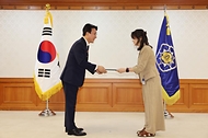 김민석 국무총리가 4일 세종대로 정부서울청사에서 이태원 참사 추모위 위원들에게 위촉장을 수여하고 있다.