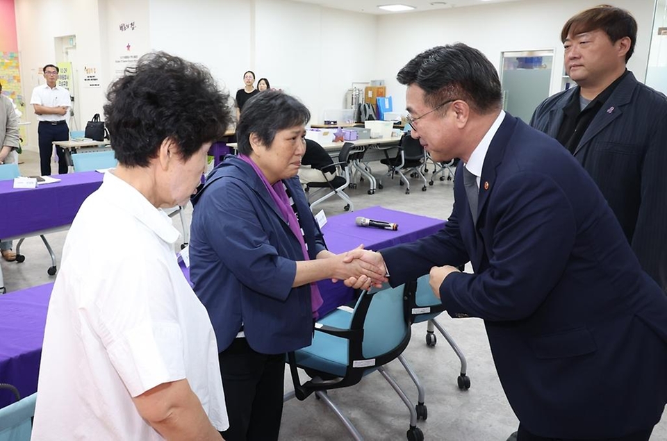 윤호중 행정안전부 장관이 4일 오후 서울 종로구 적선 현대빌딩에 마련된 이태원참사 기억·소통공간(별들의 집)을 방문해 희생자 가족을 위로하고 애로사항을 청취하고 있다.