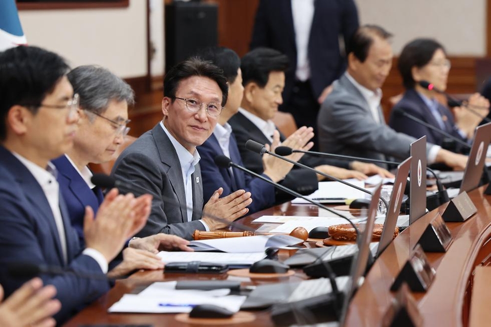 김민석 국무총리가 5일 세종대로 정부서울청사에서 열린 국무회의를 주재, 모두발언을 하고 있다.