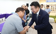 윤호중 행정안전부 장관이 4일 오후 서울 종로구 적선 현대빌딩에 마련된 이태원참사 기억·소통공간(별들의 집)을 방문해 희생자 가족을 위로하고 애로사항을 청취하고 있다.