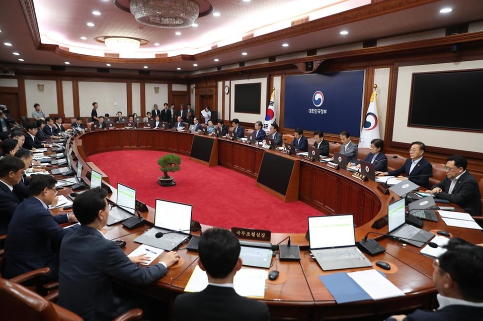 김민석 국무총리가 5일 세종대로 정부서울청사에서 열린 국무회의를 주재, 모두발언을 하고 있다.
