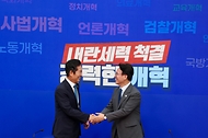 김민석 국무총리가 5일 여의도 국회에서 정청래 더불어민주당 대표를 예방, 인사 및 환담을 나누고 있다.
