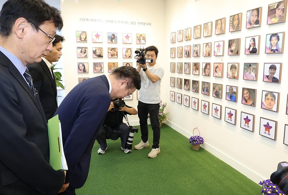 윤호중 행정안전부 장관이 4일 오후 서울 종로구 적선 현대빌딩에 마련된 이태원참사 기억·소통공간(별들의 집)을 방문해 이태원참사 희생자들 영정 앞에서 묵념을 하고 있다.