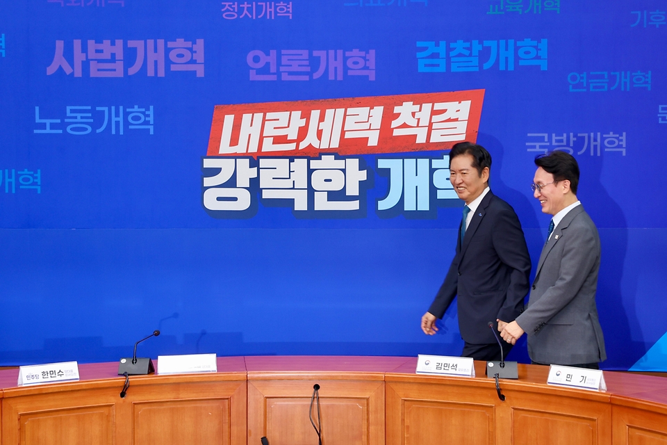 김민석 국무총리가 5일 여의도 국회에서 정청래 더불어민주당 대표를 예방, 인사 및 환담을 나누고 있다.
