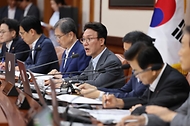 김민석 국무총리가 5일 세종대로 정부서울청사에서 열린 국무회의를 주재, 모두발언을 하고 있다.