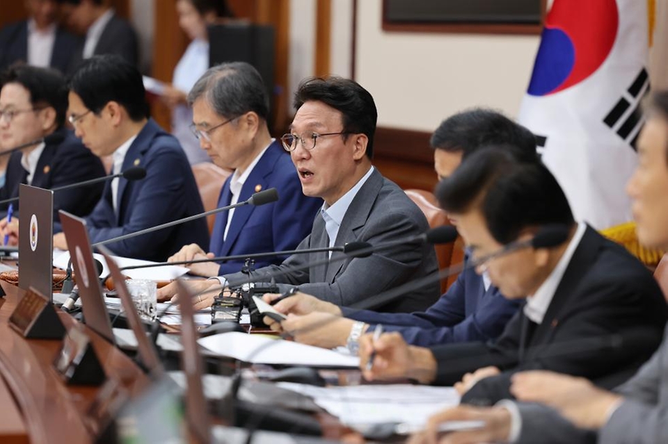 김민석 국무총리가 5일 세종대로 정부서울청사에서 열린 국무회의를 주재, 모두발언을 하고 있다.