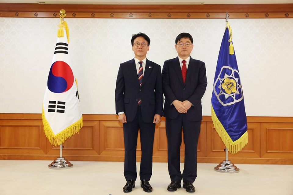 김민석 국무총리가 4일 세종대로 정부서울청사에서 이태원 참사 추모위 위원들에게 위촉장을 수여하고 있다.