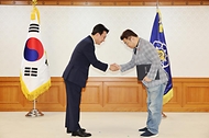 김민석 국무총리가 4일 세종대로 정부서울청사에서 이태원 참사 추모위 위원들에게 위촉장을 수여하고 있다.