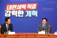김민석 국무총리가 5일 여의도 국회에서 정청래 더불어민주당 대표를 예방, 인사 및 환담을 나누고 있다.