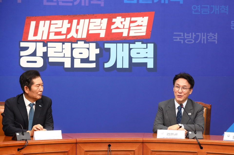 김민석 국무총리가 5일 여의도 국회에서 정청래 더불어민주당 대표를 예방, 인사 및 환담을 나누고 있다.