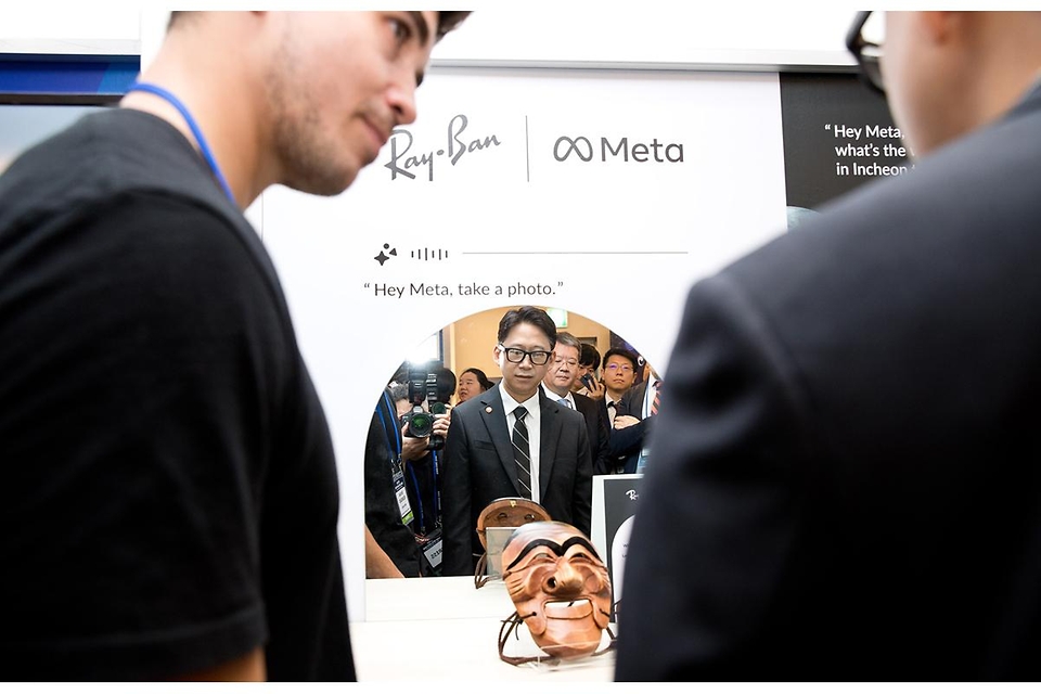 배경훈 과학기술정보통신부 장관이 5일 오전 인천광역시 연수구 쉐라톤그랜드호텔에서 열린 'APEC 글로벌 디지털 AI 포럼' 에 참석해 정상원 이스트소프트 대표로부터 'AI 키오스크' 에 대한 설명을 듣고 있다.