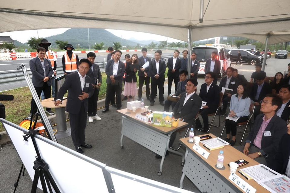 김민석 국무총리가 6일 경주IC를 방문, APEC 정상회의 준비 상황을 점검하고 있다.