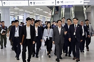 김민석 국무총리가 6일 경주IC를 방문, APEC 정상회의 준비 상황을 점검하고 있다.