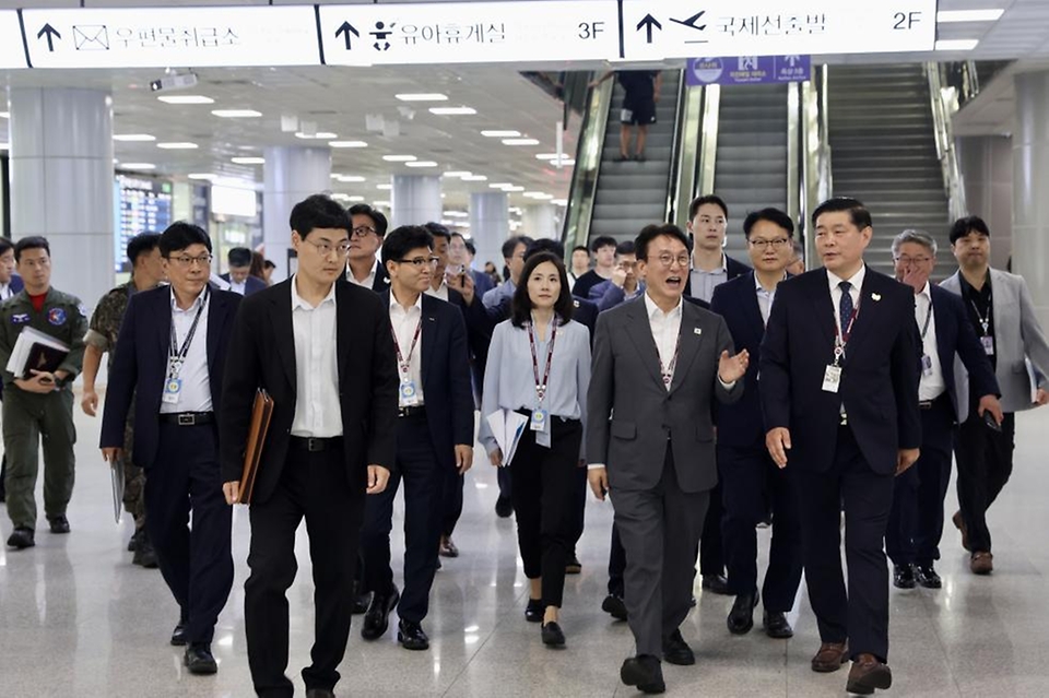 김민석 국무총리가 6일 경주IC를 방문, APEC 정상회의 준비 상황을 점검하고 있다.