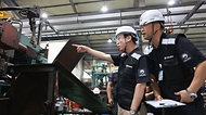 김영훈 고용노동부 장관은 8월 7일(수) 오전,  '안전한 일터 프로젝트' 제3차 불시점검으로
경기도 안양시에 있는 제조업 사업장을 방문하여 끼임사고 예방을 위한 핵심안전수칙 준수 여부를 집중 점검했다.