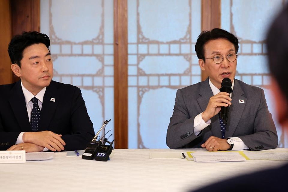 김민석 국무총리가 10일 삼청동 총리서울공관에서 열린 고위 당정 협의회에서 발언을 하고 있다.