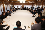 김민석 국무총리가 10일 삼청동 총리서울공관에서 열린 고위 당정 협의회에서 발언을 하고 있다.