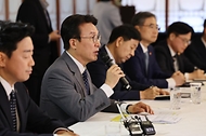 김민석 국무총리가 10일 삼청동 총리서울공관에서 열린 고위 당정 협의회에서 발언을 하고 있다.