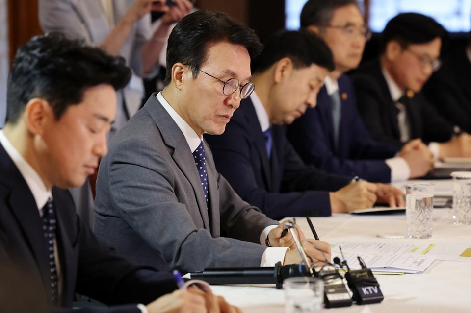 김민석 국무총리가 10일 삼청동 총리서울공관에서 열린 고위 당정 협의회에서 발언을 하고 있다.