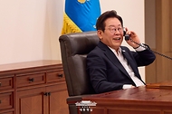 이재명 대통령이 11일 용산 대통령실에서 딕 스호프 네덜란드 총리와 통화하고 있다.